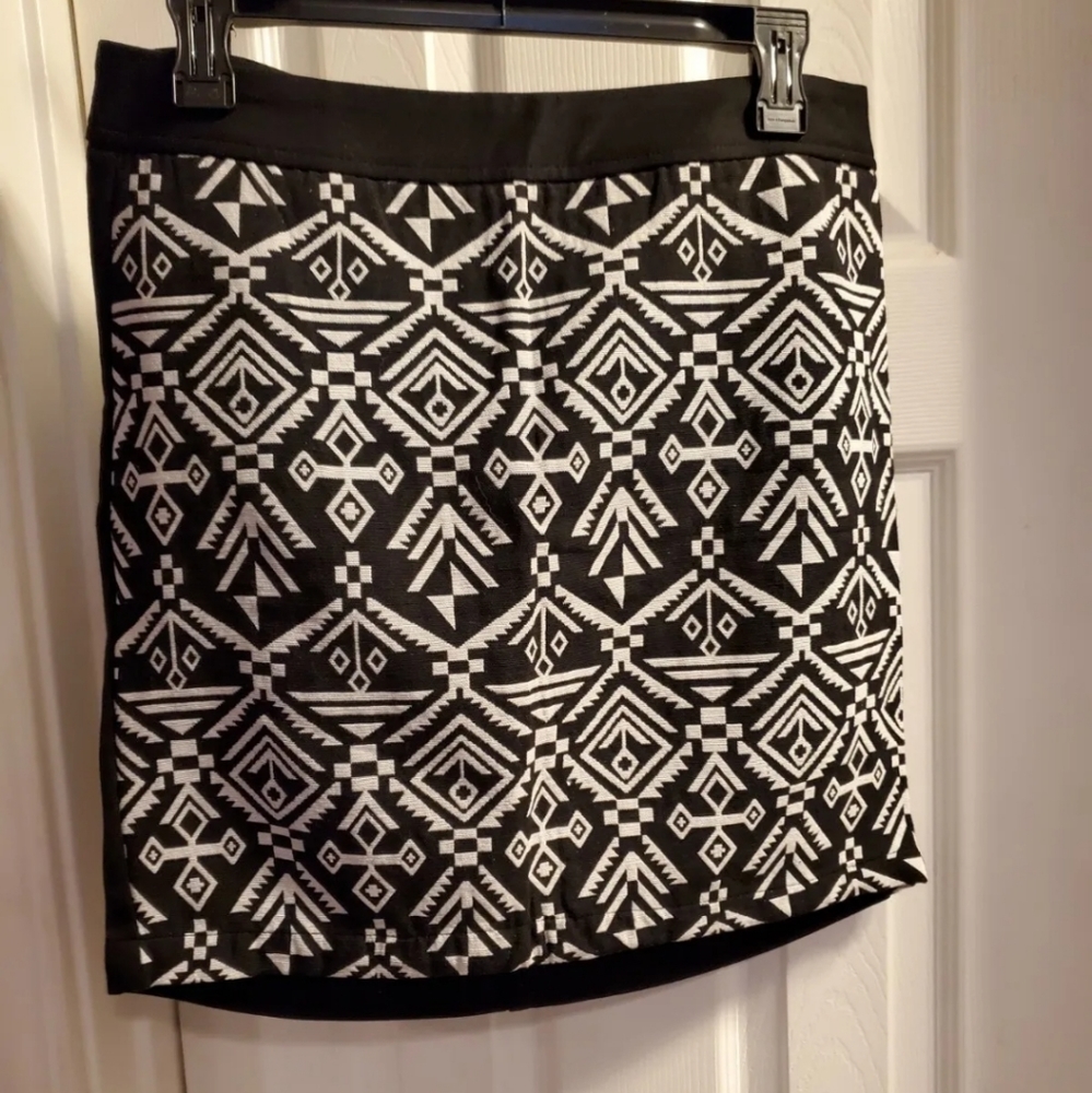Pixley sz M, black and white, thick cotton-poly knit w/ a hint of spandex, skirt